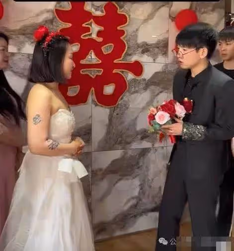 新娘「穿好婚紗」準備結婚,新郎見狀卻扭頭就走,網友:是我也選擇悔婚!