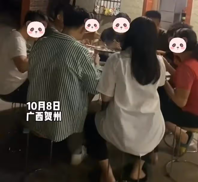 遠嫁女子婚後第一次家庭聚餐,飯桌坐不下,公婆讓她端碗在旁邊吃