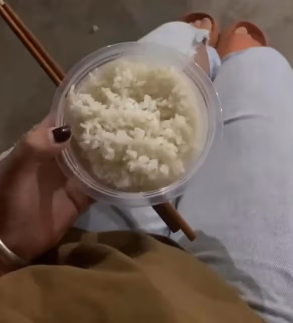 遠嫁女子婚後第一次家庭聚餐,飯桌坐不下,公婆讓她端碗在旁邊吃