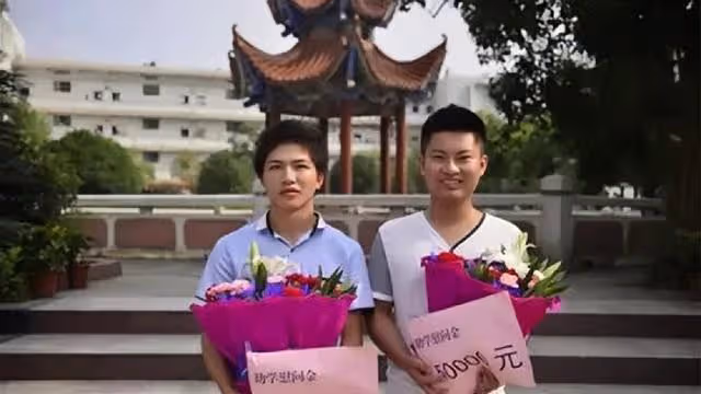回顧：14年兩位「奪刀少年」，勇敢奪刀救下全車人命後來怎樣了？