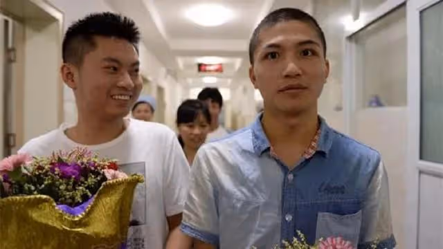 回顧：14年兩位「奪刀少年」，勇敢奪刀救下全車人命後來怎樣了？