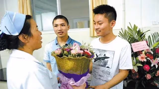 回顧:14年兩位「奪刀少年」,勇敢奪刀救下全車人命後來怎樣了?