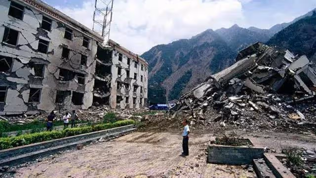 回顧:08年那位背兒子遺體,走25公里回家的父親,後來怎麼樣了?