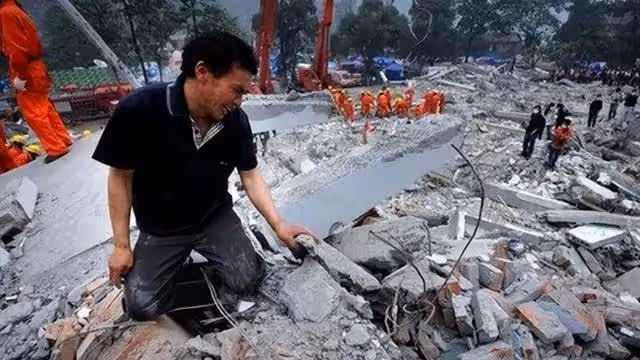 回顧:08年那位背兒子遺體,走25公里回家的父親,後來怎麼樣了?