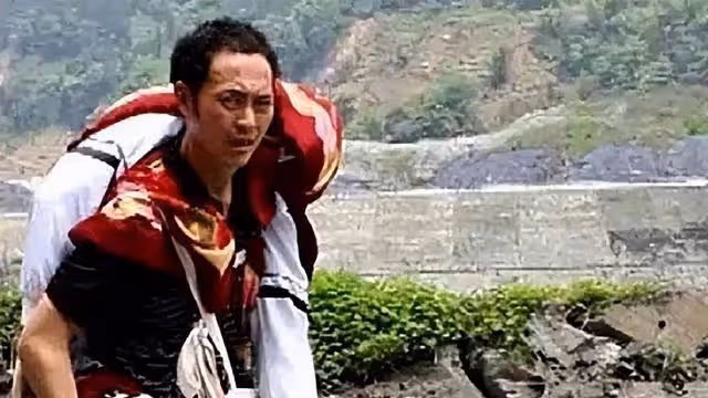 回顧:08年那位背兒子遺體,走25公里回家的父親,後來怎麼樣了?