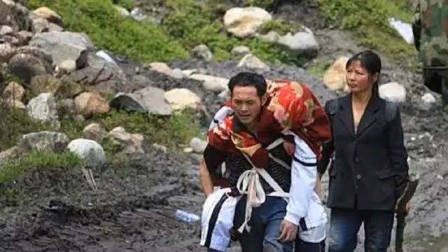 回顧:08年那位背兒子遺體,走25公里回家的父親,後來怎麼樣了?