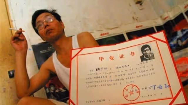 回顧:1980年貧困生考上北大全村湊車費,38年後每戶獲贈一套別墅