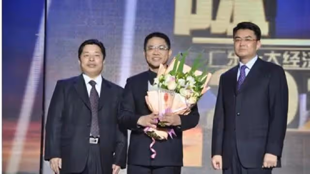 回顧:1980年貧困生考上北大全村湊車費,38年後每戶獲贈一套別墅