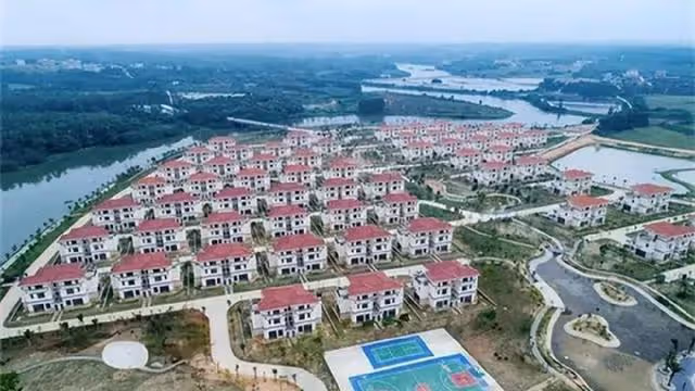 回顧:1980年貧困生考上北大全村湊車費,38年後每戶獲贈一套別墅