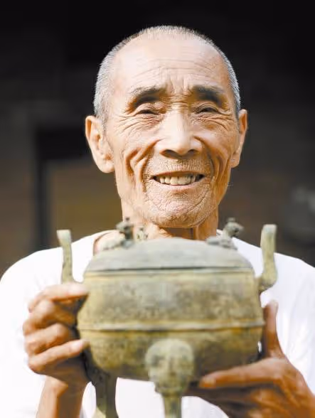 回顧:老漢帶領全村造假,一年凈賺1.6億,警察稱沒辦法他沒違法