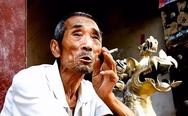 回顧:老漢帶領全村造假,一年凈賺1.6億,警察稱沒辦法他沒違法