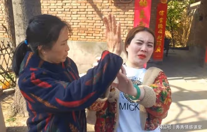 我幫兒媳洗內褲,忽然發現褲兜里的東西,叫兒子趕緊過來