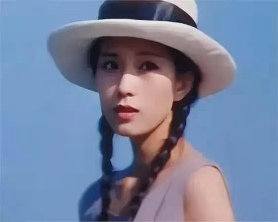 她18歲「一脫」成名,三段感情終是沒結果,如今54歲依然單身