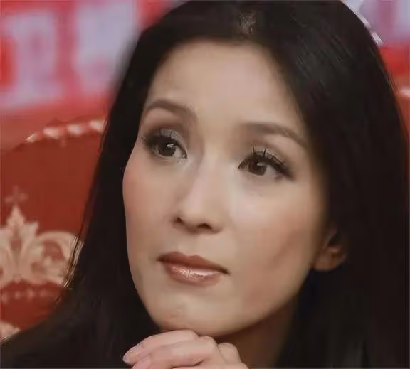 她18歲「一脫」成名,三段感情終是沒結果,如今54歲依然單身