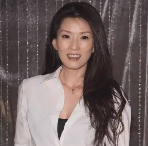 她18歲「一脫」成名,三段感情終是沒結果,如今54歲依然單身