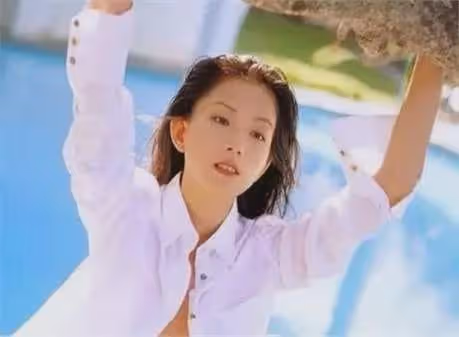 她18歲「一脫」成名,三段感情終是沒結果,如今54歲依然單身