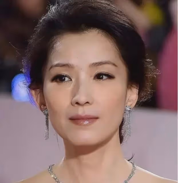 她18歲「一脫」成名,三段感情終是沒結果,如今54歲依然單身