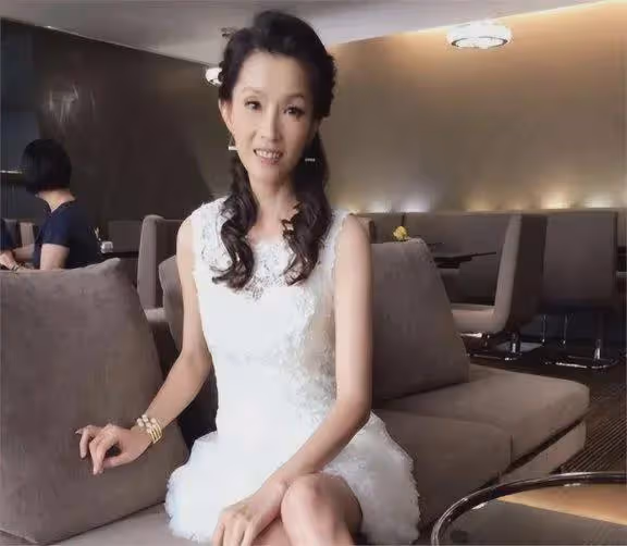 她18歲「一脫」成名,三段感情終是沒結果,如今54歲依然單身