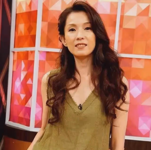她18歲「一脫」成名,三段感情終是沒結果,如今54歲依然單身
