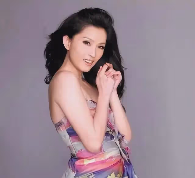 她18歲「一脫」成名,三段感情終是沒結果,如今54歲依然單身