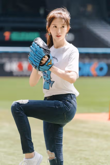 林志玲北海道投球美成這樣　緊身牛仔褲盡顯修長美腿