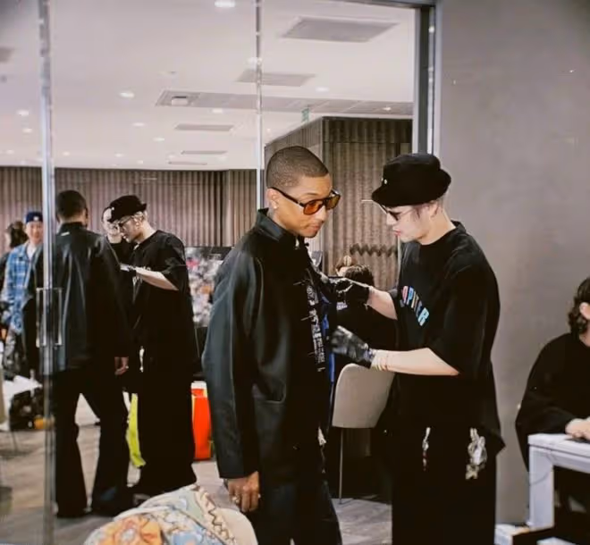 王嘉爾送唐裝給LV總監，巧展文化風采，國際舞台再掀中國風熱潮