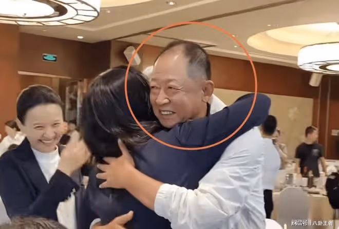 57歲王志文咋老成這樣了！發福謝頂像七八十歲老頭，禿頂太嚴重
