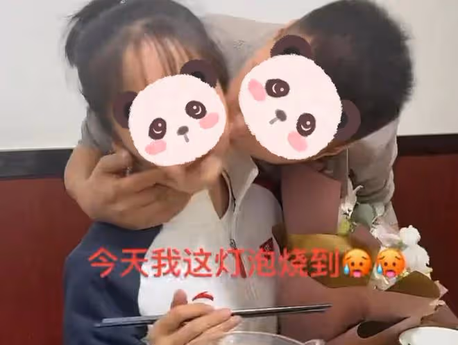 追求女神多年終成功,男子請客吃飯時親吻女友,卻被女友躲避嫌棄