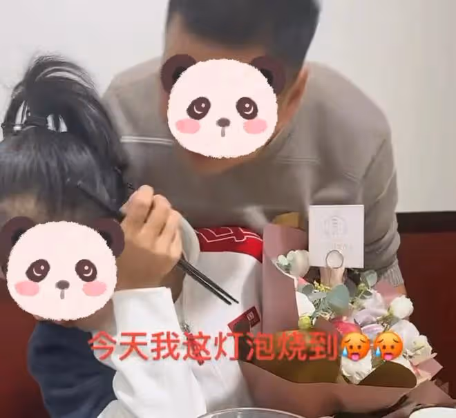 追求女神多年終成功,男子請客吃飯時親吻女友,卻被女友躲避嫌棄