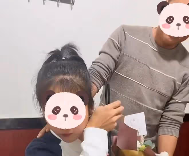 追求女神多年終成功,男子請客吃飯時親吻女友,卻被女友躲避嫌棄