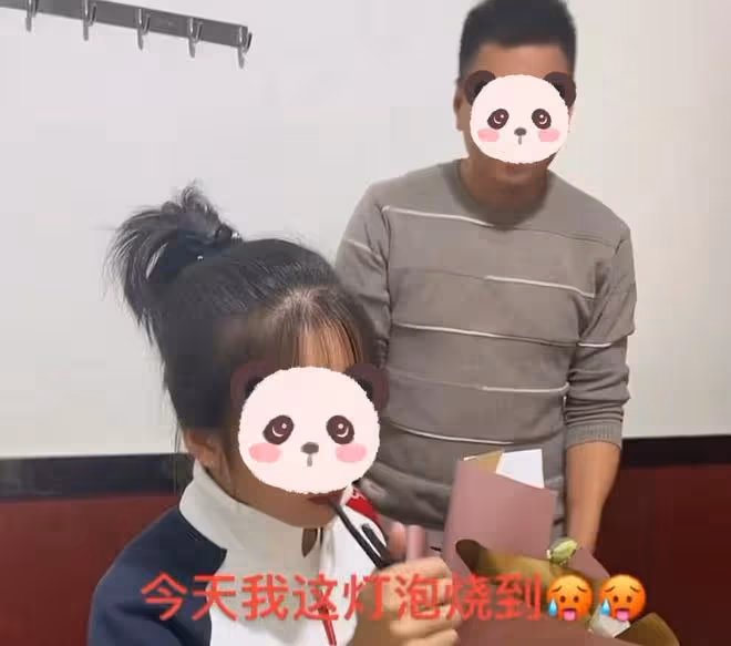 追求女神多年終成功,男子請客吃飯時親吻女友,卻被女友躲避嫌棄