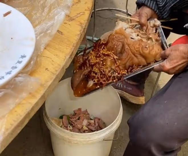 大媽去吃席,菜剛上桌就倒進腳下塑料桶,一桌人餓著肚子面面相覷