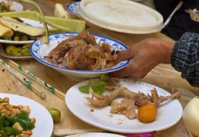 大媽去吃席,菜剛上桌就倒進腳下塑料桶,一桌人餓著肚子面面相覷