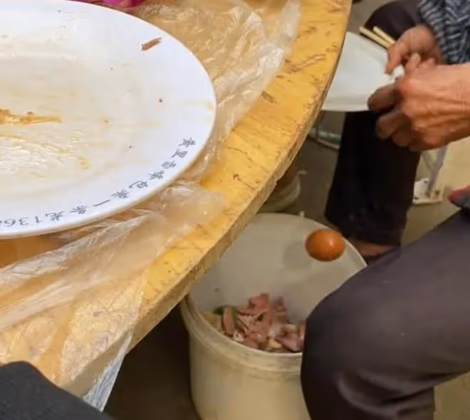 大媽去吃席,菜剛上桌就倒進腳下塑料桶,一桌人餓著肚子面面相覷