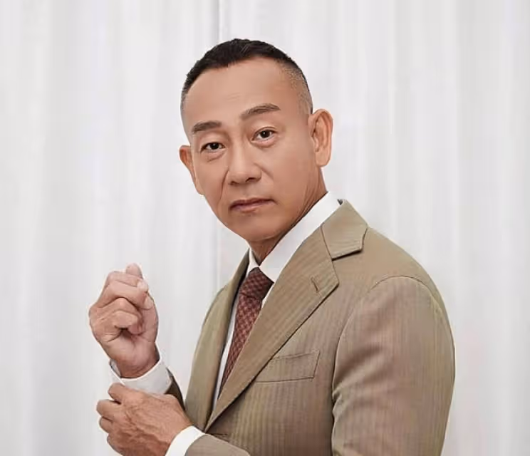 TVB知名老戲骨潘志文兩鬢斑白,皮膚鬆弛顯滄桑,74歲仍不言退休