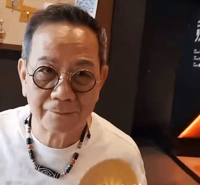 TVB知名老戲骨潘志文兩鬢斑白,皮膚鬆弛顯滄桑,74歲仍不言退休