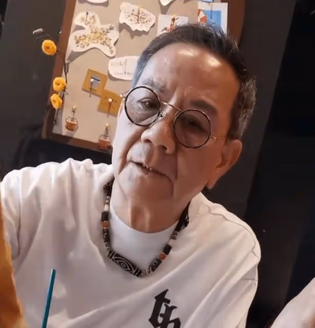 TVB知名老戲骨潘志文兩鬢斑白,皮膚鬆弛顯滄桑,74歲仍不言退休
