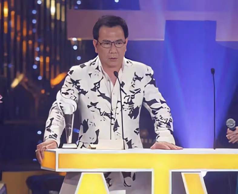 TVB知名老戲骨潘志文兩鬢斑白,皮膚鬆弛顯滄桑,74歲仍不言退休