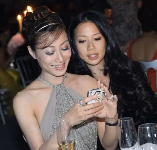 香港第一代名媛，四次結婚四次離婚，親生女兒與繼母林青霞關係更好
