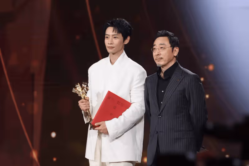 雷佳音和蔣勤勤獲最受傳媒關注男女主,趙雅芝、管虎等助陣頒獎禮