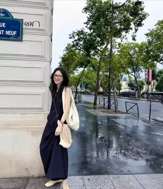 周雨彤帶火了一種穿搭叫「裹身無袖連衣裙+方頭鞋」，氣質真好！