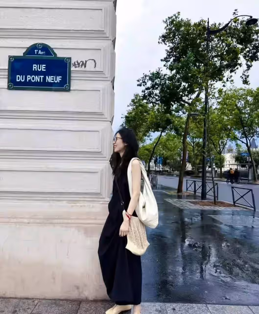 周雨彤帶火了一種穿搭叫「裹身無袖連衣裙+方頭鞋」，氣質真好！