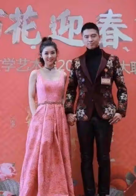 李小萌終於換了風格！穿小粉裙嫩得像個「水蜜桃」，真讓人心動