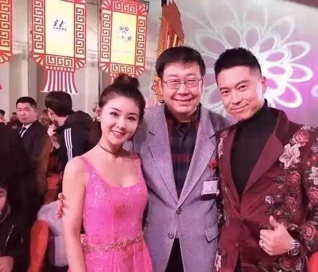 李小萌終於換了風格！穿小粉裙嫩得像個「水蜜桃」，真讓人心動