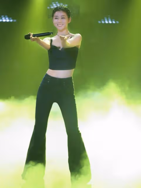 李小萌終於換了風格!穿小粉裙嫩得像個「水蜜桃」,真讓人心動