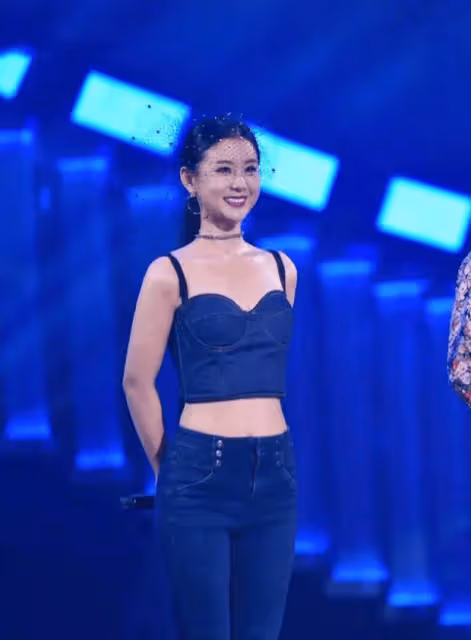 李小萌終於換了風格!穿小粉裙嫩得像個「水蜜桃」,真讓人心動