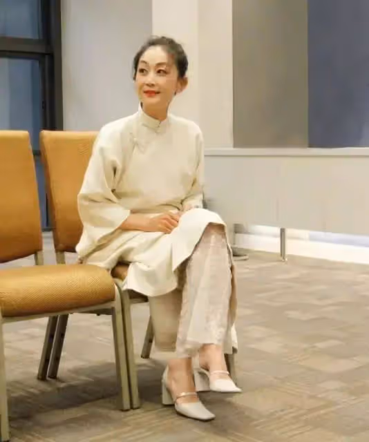 在國外偶遇陳瑾巫剛,都老了但都真實接地氣,不結婚仍情比金堅!