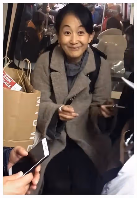 在國外偶遇陳瑾巫剛,都老了但都真實接地氣,不結婚仍情比金堅!