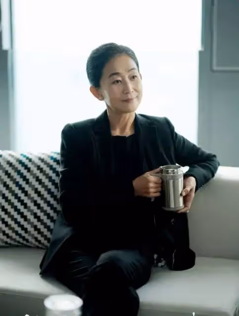 在國外偶遇陳瑾巫剛,都老了但都真實接地氣,不結婚仍情比金堅!