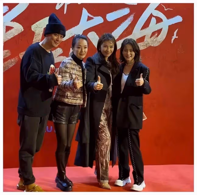劉濤不打光就很普通!穿白色顯得皮膚又黑又油,大媽模樣沒氣質